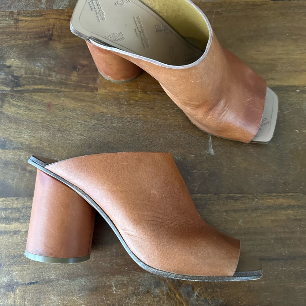 Maison Martin Margiela Tobi Women's Open-Toe Leather Mules in Cognac size 38